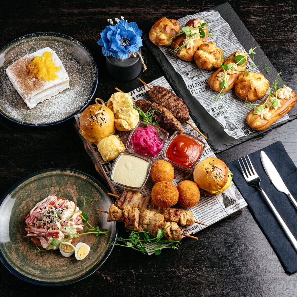 Planerar du ett möte, en fest eller ett event och vill slippa tänka på maten? Med catering och takeaway via Catering Dalarna får du vällagad mat, smidiga lösningar och en trygg helhet, oavsett tillfälle.